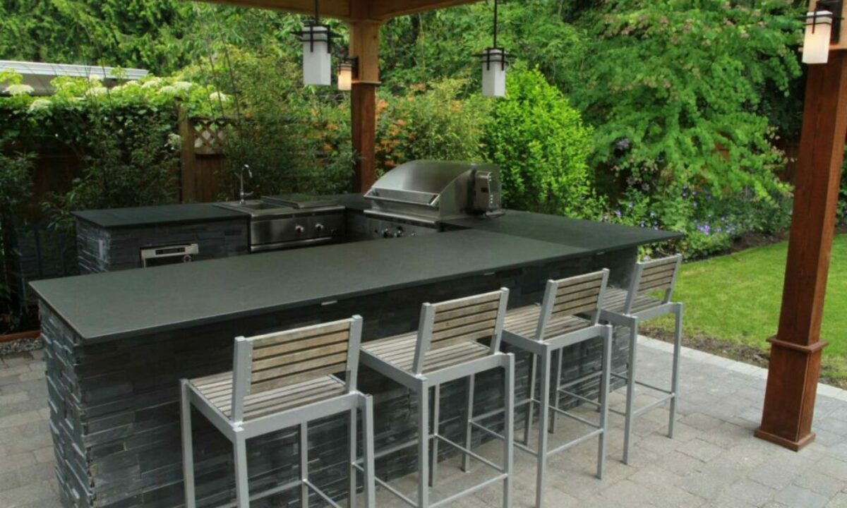 Custom Outdoor Kitchens and Living Spaces